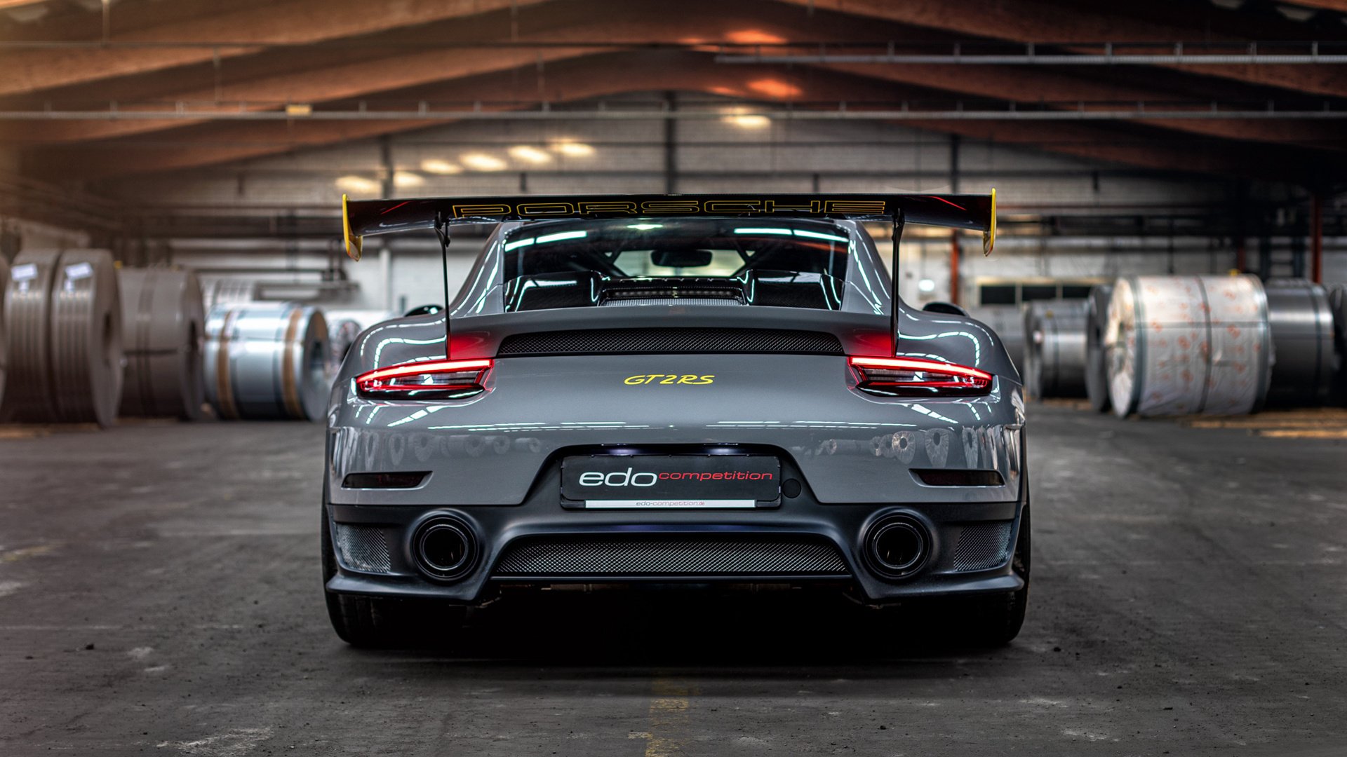 开云体育下载官网-全球车迷狂欢夜：F1赛场现场直击，f1汽车比赛